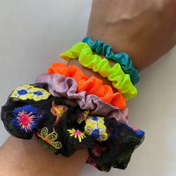 𝅺Set of 5 Scrunchies - Neon Embroidered Floral - Picture 1 of 2